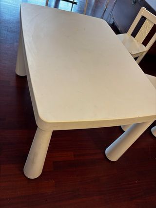 Mesa y 2 sillas infantiles blancas