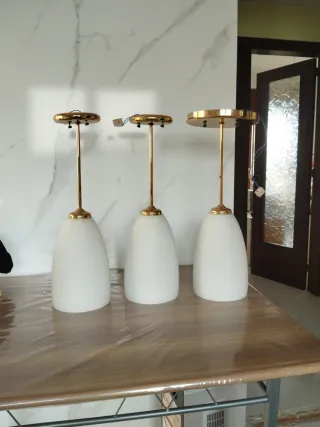 Lámparas de techo doradas y blancas