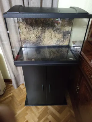 Acuario con mesa negro