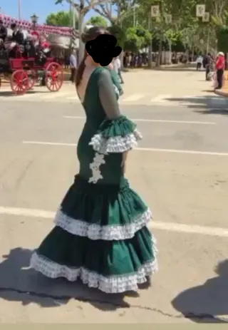 Traje de flamenca verde y crudo. Tejito tul de plu