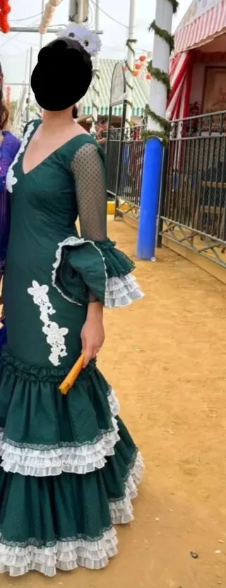 Traje de flamenca verde y crudo. Tejito tul de plu