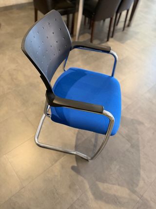 2 sillones de visita/espera de oficina y 4 sillas