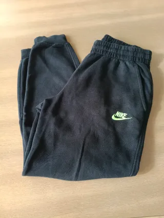 Chándal Nike negro. Talla L niño