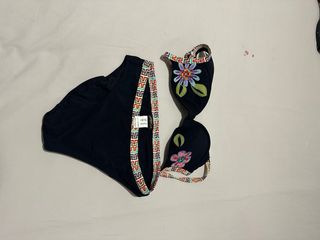 Bikini negro con estampado floral