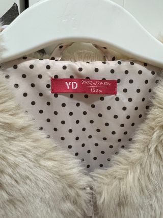 Chaleco pelo beige con cinturón