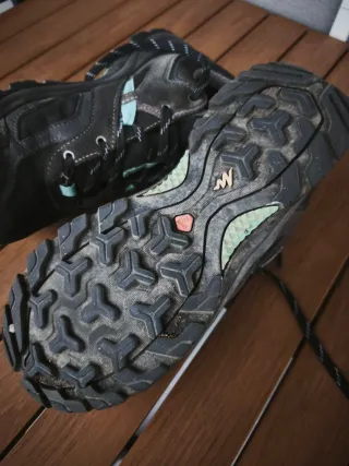 Zapatillas senderismo Quechua negras y turquesa