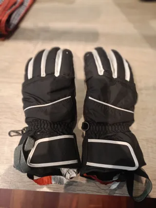 Guantes de esquí negros y blancos