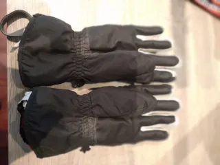 Guantes de esquí negros y blancos