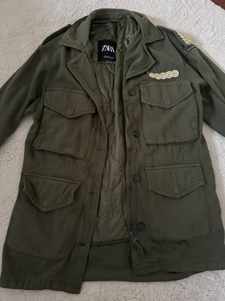 Parka Zara verde con chaleco desmontable.