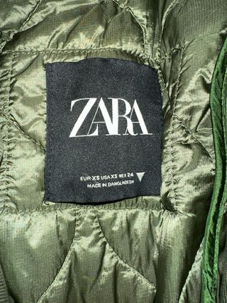 Parka Zara verde con chaleco desmontable.