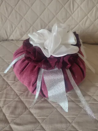 Bon bon in stoffa bordeaux con fiore bianco