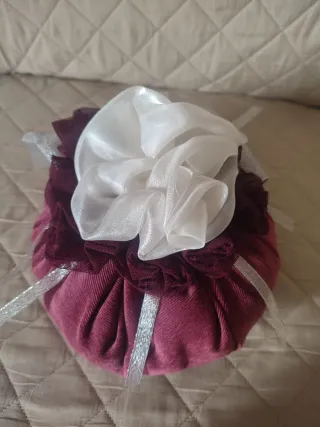 Bon bon in stoffa bordeaux con fiore bianco