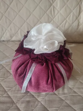 Bon bon in stoffa bordeaux con fiore bianco