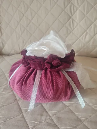 Bon bon in stoffa bordeaux con fiore bianco