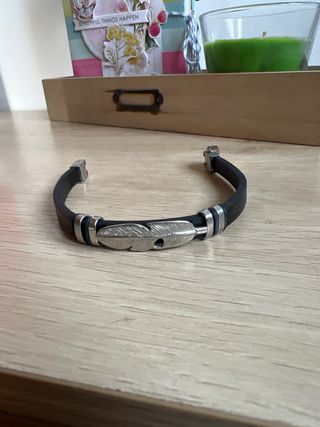 Pulsera de cuero con pluma plateada