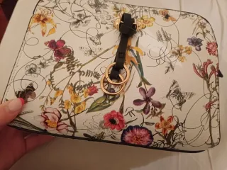 Bolso estampado floral y mariposas