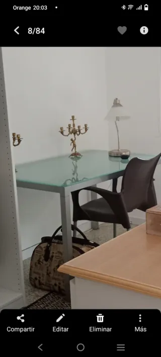 Mesa de cristal y metal plateado