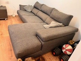 Sofá chaise longue gris oscuro