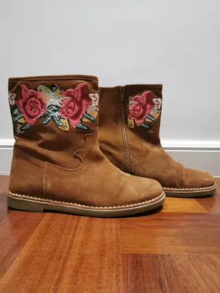 Botas de ante marrones con flores