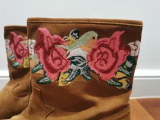 Botas de ante marrones con flores