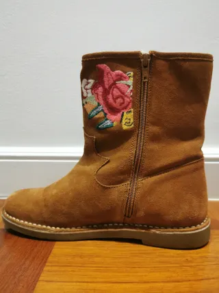 Botas de ante marrones con flores