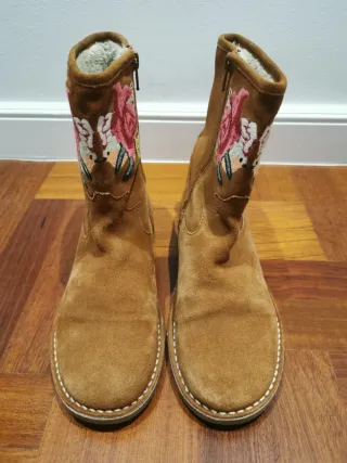 Botas de ante marrones con flores