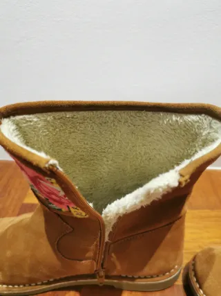 Botas de ante marrones con flores