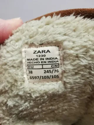 Botas de ante marrones con flores