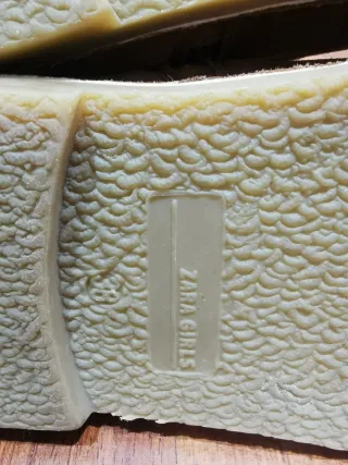 Botas de ante marrones con flores