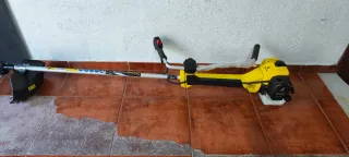 Desbrozadora amarilla con arnés y disco