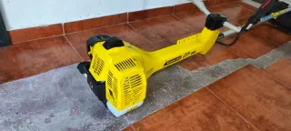 Desbrozadora amarilla con arnés y disco