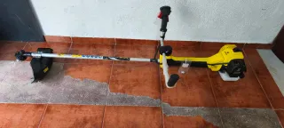 Desbrozadora amarilla con arnés y disco