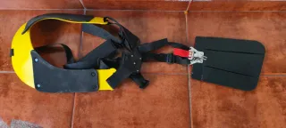 Desbrozadora amarilla con arnés y disco