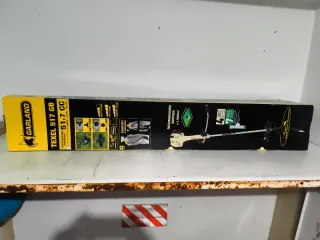 Desbrozadora amarilla con arnés y disco