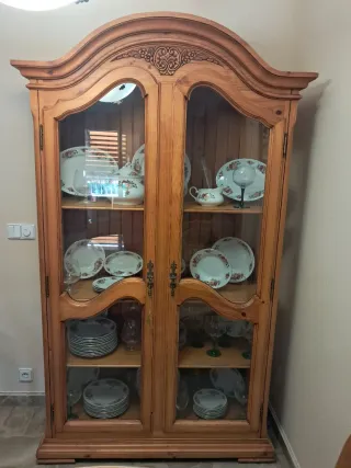 Mesa redonda y madera, cuatro sillas y vitrina