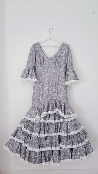 Traje de flamenca gris con volantes