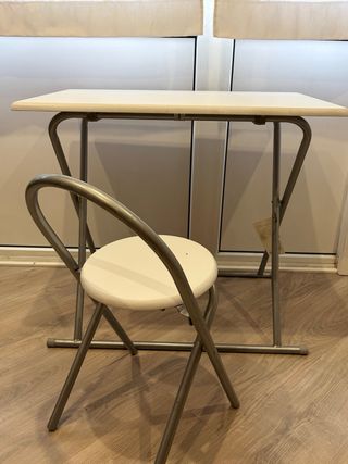 Mesa auxiliar y taburete plegables