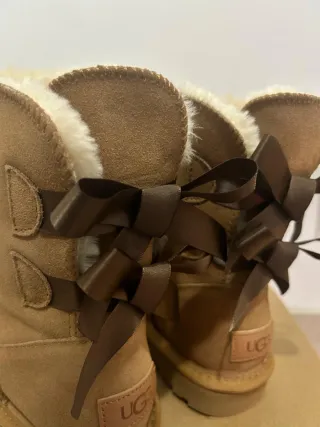 Botas UGG Beige con Lazo Marrón