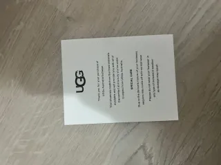 Botas UGG Beige con Lazo Marrón