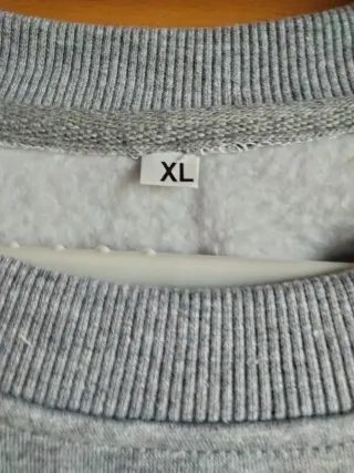 Sudadera gris con mensaje