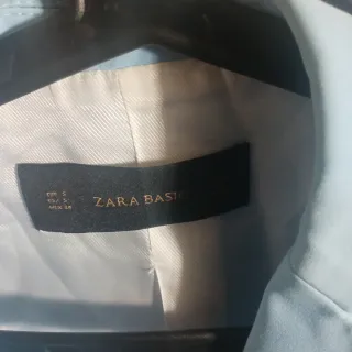 Chaqueta azul con botones dorados