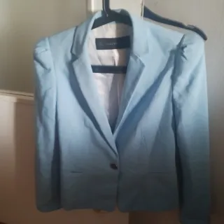 Chaqueta azul con botones dorados