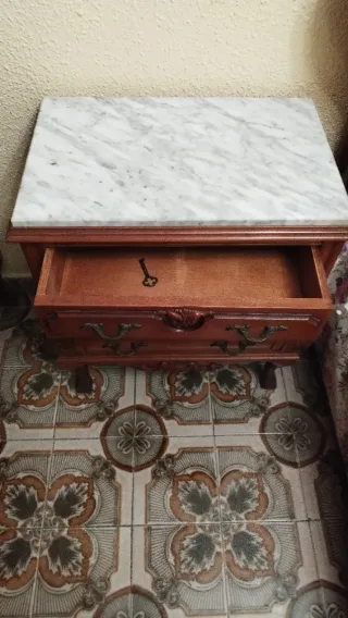 Cómoda de madera con espejo y mesita