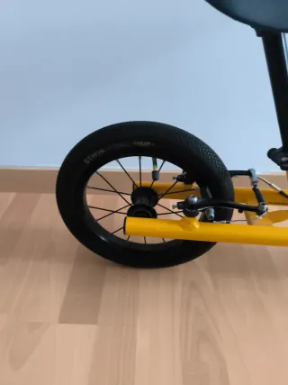 Bicicleta sin pedales amarilla