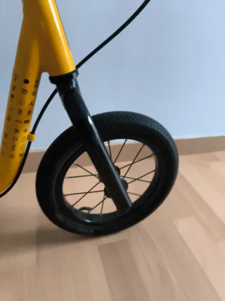 Bicicleta sin pedales amarilla