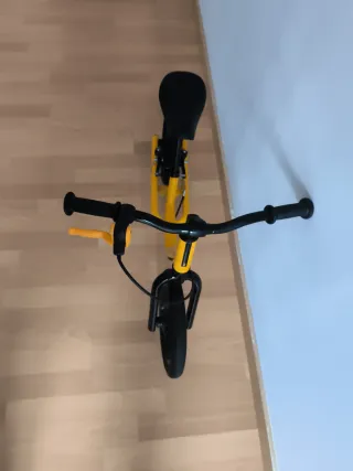 Bicicleta sin pedales amarilla