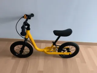 Bicicleta sin pedales amarilla