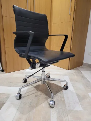 Silla de oficina negra cuero y metal