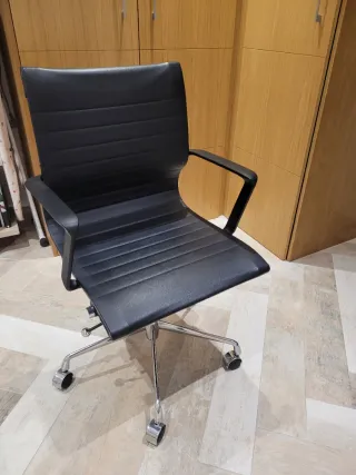 Silla de oficina negra cuero y metal