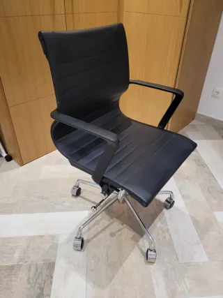 Silla de oficina negra cuero y metal